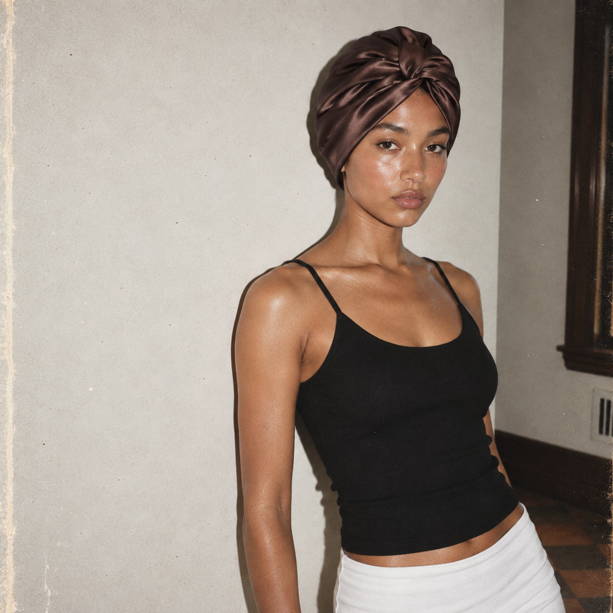 Femme portant le bonnet en soie chocolat MAJAE.SILK